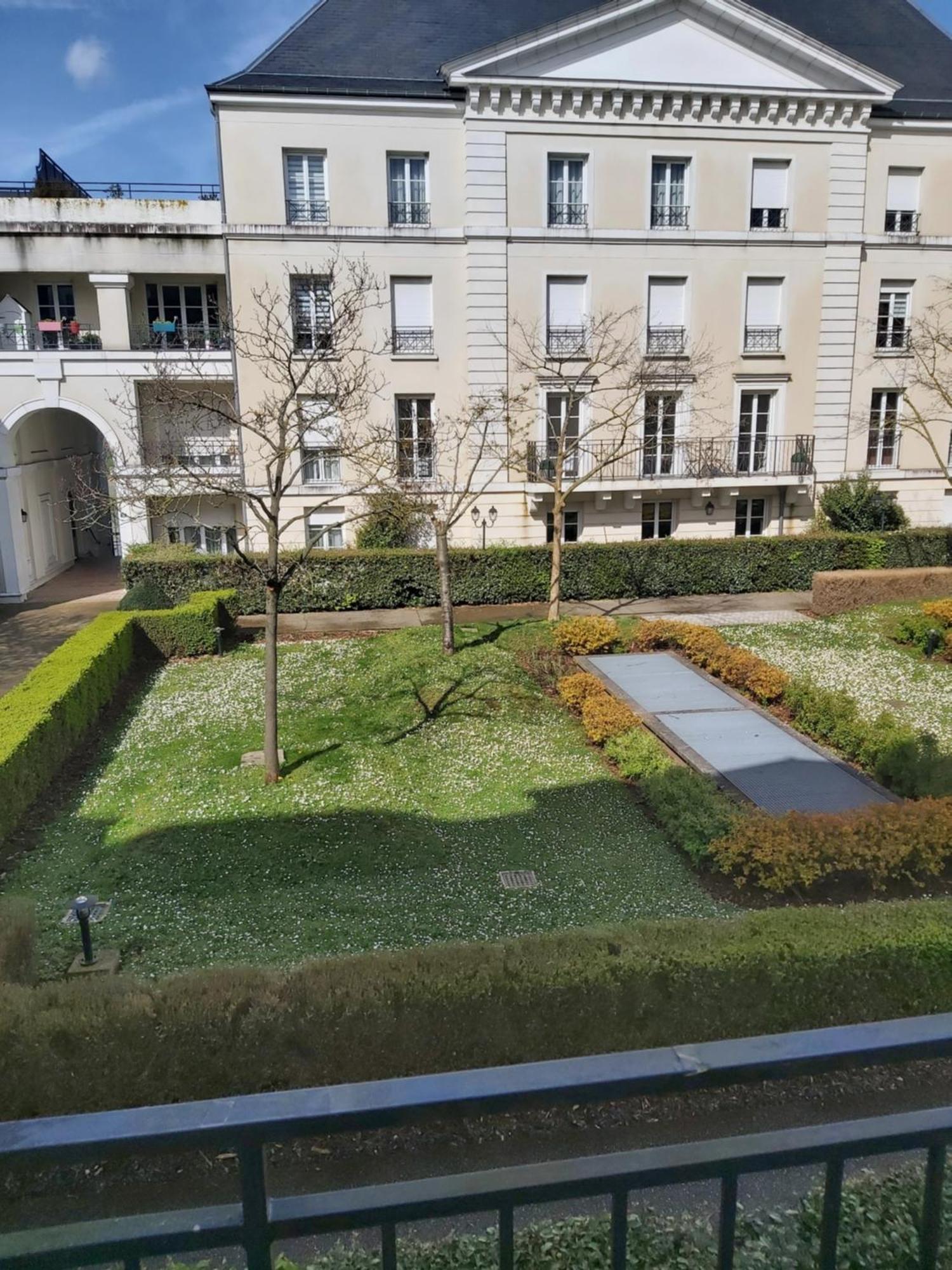 Apartment 3 Bedrooms-1km From And Vallee Village *